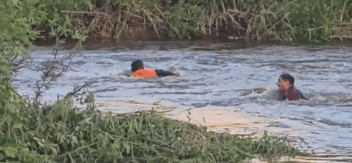 Dramático rescate en Tucumán: se les dio vuelta el kayak mientras ayudaban a&nbsp;damnificados