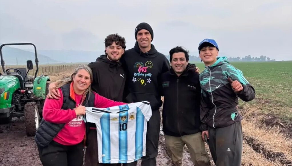 Dibu Martínez quedó varado en el barro, fue ayudado por vecinos y los sorprendió con un&nbsp;regalo